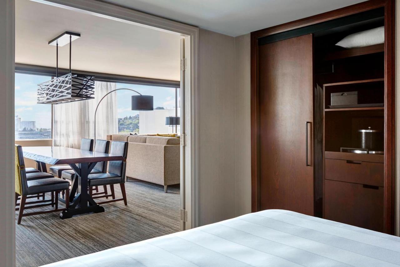 Отель Portland Marriott Downtown Waterfront Экстерьер фото